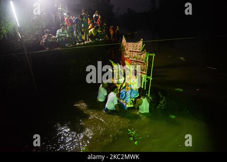 Sinking the Goddess Durga at Sherpur, Bogura in Bangladesh am 26. Oktober 2020 feiern Hindus in Bangladesch Vijayadashami, das Durga Puja Festival endet mit dem Vijaya Dashami (10. Tage), und an diesem Tag tauschen sich die Menschen aus, nachdem die Idole in den Fluss eingetaucht sind. Durga Puja ist besonders beliebt in Westbengalen, Assam, Bihar, Tripura und Odisha, Abgesehen von Bangladesch und Nepal. (Foto von Masfiqur Sohan/NurPhoto) Stockfoto