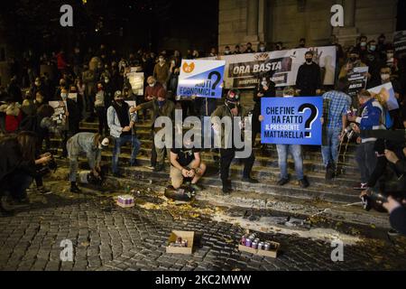 Barkeeper gießen Bier auf den Boden während eines Protestes gegen die neuesten Coronavirus-Beschränkungen auf dem Trilussa-Platz, da Italien mit einem Anstieg der Infektionen mit dem Coronavirus (COVID-19) in Rom, Italien, am 26. Oktober 2020 konfrontiert ist. Die italienische Regierung hat neue landesweite Covid-19-Beschränkungen beschlossen, die am 26. Oktober in Kraft treten und die Schließung von Restaurants und Bars bis 6pm sowie die Schließung von Fitnessstudios, Kinos und Schwimmbädern umfassen. Nach Angaben des Gesundheitsministeriums gab es in den letzten 24 Stunden von 124.686 durchgeführten Tampons 17.012 Infektionen mit Covid-19. 141 Tote und 76 zusätzliche Patienten Stockfoto