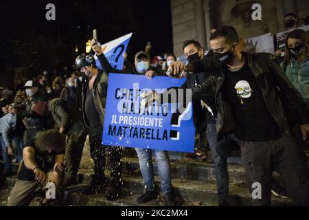 Barkeeper gießen Bier auf den Boden während eines Protestes gegen die neuesten Coronavirus-Beschränkungen auf dem Trilussa-Platz, da Italien mit einem Anstieg der Infektionen mit dem Coronavirus (COVID-19) in Rom, Italien, am 26. Oktober 2020 konfrontiert ist. Die italienische Regierung hat neue landesweite Covid-19-Beschränkungen beschlossen, die am 26. Oktober in Kraft treten und die Schließung von Restaurants und Bars bis 6pm sowie die Schließung von Fitnessstudios, Kinos und Schwimmbädern umfassen. Nach Angaben des Gesundheitsministeriums gab es in den letzten 24 Stunden von 124.686 durchgeführten Tampons 17.012 Infektionen mit Covid-19. 141 Tote und 76 zusätzliche Patienten Stockfoto