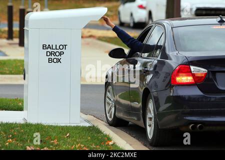 Ein Wahlkampfwähler legt am Donnerstag, den 15. Oktober 2020, seinen Wahlzettel für die Parlamentswahlen 2020 in der Drop-Box vor der West Bloomfield Township Hall in West Bloomfield, Michigan, USA, ab. (Foto von Amy Lemus/NurPhoto) Stockfoto