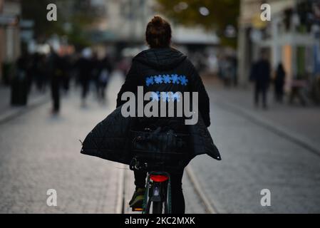 Ein Aktivist sah im Zentrum Krakaus Radfahren. Frauenrechtler ihre Unterstützer veranstalteten ihren fünften Tag der Proteste in Krakau und in ganz Polen, um ihre Wut über die Entscheidung eines Obersten Gerichts zum Ausdruck zu bringen, das die ohnehin strengen Abtreibungsgesetze verschärft. Am Montag, den 26. Oktober 2020, in Krakau, Polen. (Foto von Artur Widak/NurPhoto) Stockfoto