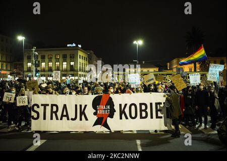 Die Menschen nehmen an einer Demonstration gegen das jüngste Urteil des Verfassungsgerichts Teil, das am 26. Oktober 2020 in Warschau, Polen, zu einem nahezu vollständigen Verbot von Abtreibungen führte. (Foto von Piotr Lapinski/NurPhoto) Stockfoto