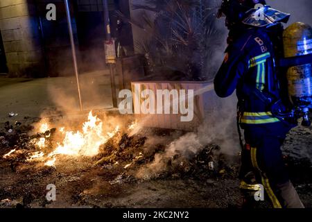 Negativisten und junge nächtliche Aktivisten verbrennen Mülltonnen und schaffen Unruhen mit der Polizei in der zweiten Nacht der Ausgangssperre gegen die Coronavirus-Pandemie - Covid 19. Am 26. Oktober 2020 in Barcelona, Katalonien, Spanien. (Foto von Albert Llop/NurPhoto) Stockfoto