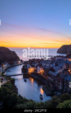 Morgengrauen bricht über Staithes Harbour North Yorkshire England Stockfoto