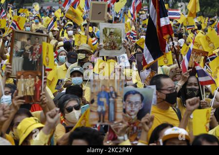 Pro-Royalisten in gelben Hemden, während sie am 27. Oktober 2020 Porträts der thailändischen Königsfamilie während einer Unterstützungsmonarchie im Lumpini-Park in Bangkok hielten. (Foto von Chaiwat Subprasom/NurPhoto) Stockfoto