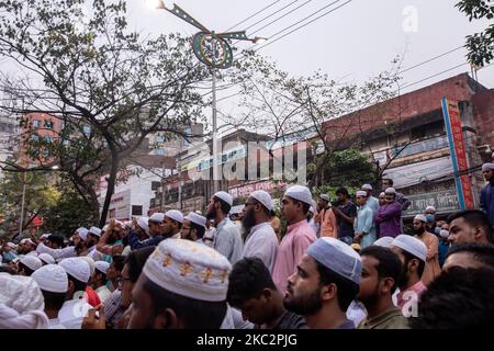 muslime in Bangladesch halten einen protestmarsch ab, der zum Boykott französischer Produkte aufruft und den französischen Präsidenten Emmanuel Macron für seine Äußerungen anprangert, die Karikaturen des Propheten Mohammed nicht aufzugeben. Macrons Bemerkungen kamen als Reaktion auf die Enthauptung eines Lehrers, Samuel Paty, vor seiner Schule in einem Vorort außerhalb von Paris Anfang des Monats, nachdem er während einer Klasse, die er zur freien Meinungsäußerung leitete, Karikaturen des Propheten Mohammed gezeigt hatte. Am 27. Oktober 2020 in Narayanganj, Bangladesch. (Foto von Mushfiqul Alam/NurPhoto) Stockfoto