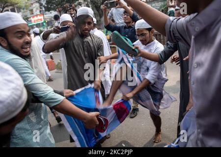 muslime in Bangladesch halten einen protestmarsch ab, der zum Boykott französischer Produkte aufruft und den französischen Präsidenten Emmanuel Macron für seine Äußerungen anprangert, die Karikaturen des Propheten Mohammed nicht aufzugeben. Macrons Bemerkungen kamen als Reaktion auf die Enthauptung eines Lehrers, Samuel Paty, vor seiner Schule in einem Vorort außerhalb von Paris Anfang des Monats, nachdem er während einer Klasse, die er zur freien Meinungsäußerung leitete, Karikaturen des Propheten Mohammed gezeigt hatte. Am 27. Oktober 2020 in Narayanganj, Bangladesch. (Foto von Mushfiqul Alam/NurPhoto) Stockfoto