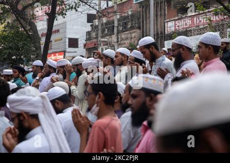 muslime in Bangladesch halten einen protestmarsch ab, der zum Boykott französischer Produkte aufruft und den französischen Präsidenten Emmanuel Macron für seine Äußerungen anprangert, die Karikaturen des Propheten Mohammed nicht aufzugeben. Macrons Bemerkungen kamen als Reaktion auf die Enthauptung eines Lehrers, Samuel Paty, vor seiner Schule in einem Vorort außerhalb von Paris Anfang des Monats, nachdem er während einer Klasse, die er zur freien Meinungsäußerung leitete, Karikaturen des Propheten Mohammed gezeigt hatte. Am 27. Oktober 2020 in Narayanganj, Bangladesch. (Foto von Mushfiqul Alam/NurPhoto) Stockfoto