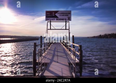 Skaneateles, New York, USA. 4. November 2022. Pier und Bootstouren Werbeschild am Skaneateles Lake in Skaneateles, New York im Herbst Stockfoto