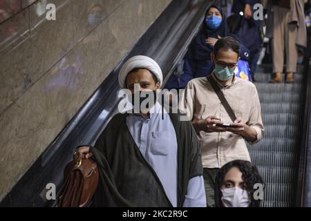 Ein iranischer Geistlicher, der am 27. Oktober 2020 in einer U-Bahnstation im Zentrum von Teheran eine Gesichtsmaske trägt, um eine Infektion durch die neue Coronavirus-Krankheit (COVID-19) zu verhindern. (Foto von Morteza Nikoubazl/NurPhoto) Stockfoto