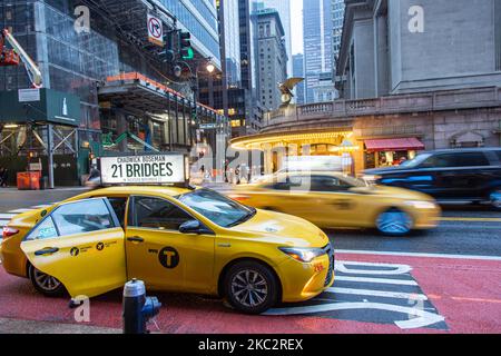 Ikonisches gelbes Taxi steht in Reihe und bewegt sich auf den Straßen von Midtown Manhattan, NYC vor dem Eingang des Grand Central Terminal oder Grand Central, einem Pendlerbahnterminal an der 42. Street und Park Avenue, New York City am 13. Februar 2020 in New York, USA. (Foto von Nicolas Economou/NurPhoto) Stockfoto