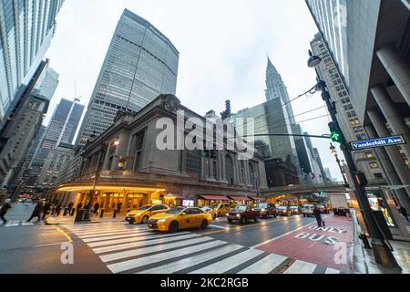 Ikonisches gelbes Taxi steht in Reihe und bewegt sich auf den Straßen von Midtown Manhattan, NYC vor dem Eingang des Grand Central Terminal oder Grand Central, einem Pendlerbahnterminal an der 42. Street und Park Avenue, New York City am 13. Februar 2020 in New York, USA. (Foto von Nicolas Economou/NurPhoto) Stockfoto