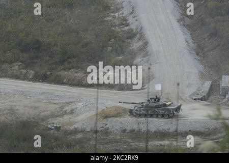 Südkoreanische Armee, gepanzerte Streitkräfte und Armee Luftfahrt Nehmen Sie am 13. Oktober 2005 an einer konsolidierten taktischen Feldübung in der Nähe der nordwestlichen DMZ in Pocheon, Südkorea, Teil. Das südkoreanische Verteidigungsministerium hat jedes Jahr im Oktober eine Konsolidierung der taktischen Feldbohrungen in der Nähe von DMZ durchgeführt. (Foto von Seung-il Ryu/NurPhoto) Stockfoto