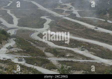 Südkoreanische Armee, gepanzerte Streitkräfte und Armee Luftfahrt Nehmen Sie am 13. Oktober 2005 an einer konsolidierten taktischen Feldübung in der Nähe der nordwestlichen DMZ in Pocheon, Südkorea, Teil. Das südkoreanische Verteidigungsministerium hat jedes Jahr im Oktober eine Konsolidierung der taktischen Feldbohrungen in der Nähe von DMZ durchgeführt. (Foto von Seung-il Ryu/NurPhoto) Stockfoto