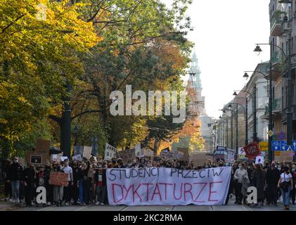 Studenten, Pro-Choice-Unterstützer, gesehen während ihres Protestes im Zentrum Krakaus. Frauenrechtler und ihre Unterstützer veranstalteten ihren siebten Tag der Proteste in Krakau und in ganz Polen, um ihre Wut über das Urteil des Obersten Gerichts in Polen zum Ausdruck zu bringen, das die ohnehin strengen Abtreibungsgesetze verschärft hat. Am 28. Oktober 2020 in Krakau, Polen. (Foto von Artur Widak/NurPhoto) Stockfoto