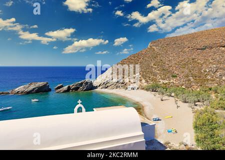 Der Sandstrand mit der Kirche Agios Nikolaos auf der Insel Folegandros, Griechenland Stockfoto