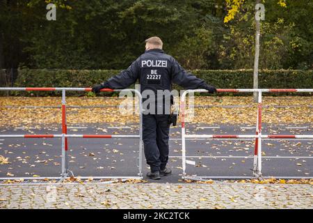 Ein Polizist lehnt sich bei einer Demonstration unter dem Motto Alarmstufe Rot (Alarmstufe rot) während der zweiten Welle der Coronavirus-Pandemie am 28. Oktober 2020 in Berlin an Zäune an. (Foto von Emmanuele Contini/NurPhoto) Stockfoto