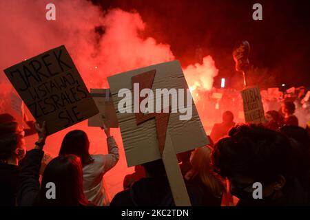 Wahlkämpfer, die während eines Protestes vor dem Krakauer Nationalmuseum gesehen wurden. Frauenrechtler und ihre Unterstützer veranstalteten ihren siebten Tag der Proteste in Krakau und in ganz Polen, um ihre Wut über das Urteil des Obersten Gerichts in Polen zum Ausdruck zu bringen, das die ohnehin strengen Abtreibungsgesetze verschärft hat. Am 28. Oktober 2020 in Krakau, Polen. (Foto von Artur Widak/NurPhoto) Stockfoto