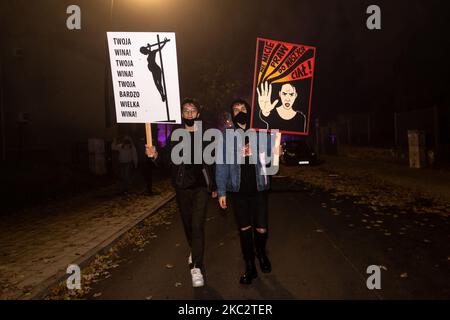 Frauenrechtler und ihre Unterstützer werden am siebten Tag der Pro-Choice-Proteste in einer Provinzstadt Ostrowiec Swietokrzyski, Polen, am 28,2020. Oktober gesehen. Hunderttausende Aktivisten gehen sieben Tage in Folge auf die Straße, sowohl in größeren Städten als auch in kleinen Provinzstädten und Dörfern in ganz Polen, um ihre Wut über das Urteil des Obersten Gerichts in Polen zum Ausdruck zu bringen, das die ohnehin strengen Abtreibungsgesetze verschärft hat. Die Demonstranten werden aufgrund der Coronavirus-Pandemie in schützenden Gesichtsmasken gesehen. (Foto von Dominika Zarzycka/NurPhoto) Stockfoto