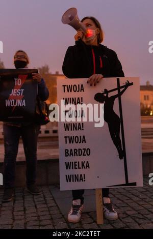 Frauenrechtler und ihre Unterstützer werden am siebten Tag der Pro-Choice-Proteste in einer Provinzstadt Ostrowiec Swietokrzyski, Polen, am 28,2020. Oktober gesehen. Hunderttausende Aktivisten gehen sieben Tage in Folge auf die Straße, sowohl in größeren Städten als auch in kleinen Provinzstädten und Dörfern in ganz Polen, um ihre Wut über das Urteil des Obersten Gerichts in Polen zum Ausdruck zu bringen, das die ohnehin strengen Abtreibungsgesetze verschärft hat. Die Demonstranten werden aufgrund der Coronavirus-Pandemie in schützenden Gesichtsmasken gesehen. (Foto von Dominika Zarzycka/NurPhoto) Stockfoto