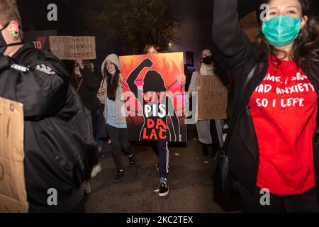 Frauenrechtler und ihre Unterstützer werden am siebten Tag der Pro-Choice-Proteste in einer Provinzstadt Ostrowiec Swietokrzyski, Polen, am 28,2020. Oktober gesehen. Hunderttausende Aktivisten gehen sieben Tage in Folge auf die Straße, sowohl in größeren Städten als auch in kleinen Provinzstädten und Dörfern in ganz Polen, um ihre Wut über das Urteil des Obersten Gerichts in Polen zum Ausdruck zu bringen, das die ohnehin strengen Abtreibungsgesetze verschärft hat. Die Demonstranten werden aufgrund der Coronavirus-Pandemie in schützenden Gesichtsmasken gesehen. (Foto von Dominika Zarzycka/NurPhoto) Stockfoto