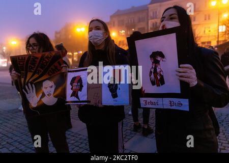 Frauenrechtler und ihre Unterstützer werden am siebten Tag der Pro-Choice-Proteste in einer Provinzstadt Ostrowiec Swietokrzyski, Polen, am 28,2020. Oktober gesehen. Hunderttausende Aktivisten gehen sieben Tage in Folge auf die Straße, sowohl in größeren Städten als auch in kleinen Provinzstädten und Dörfern in ganz Polen, um ihre Wut über das Urteil des Obersten Gerichts in Polen zum Ausdruck zu bringen, das die ohnehin strengen Abtreibungsgesetze verschärft hat. Die Demonstranten werden aufgrund der Coronavirus-Pandemie in schützenden Gesichtsmasken gesehen. (Foto von Dominika Zarzycka/NurPhoto) Stockfoto