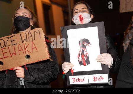 Frauenrechtler und ihre Unterstützer werden am siebten Tag der Pro-Choice-Proteste in einer Provinzstadt Ostrowiec Swietokrzyski, Polen, am 28,2020. Oktober gesehen. Hunderttausende Aktivisten gehen sieben Tage in Folge auf die Straße, sowohl in größeren Städten als auch in kleinen Provinzstädten und Dörfern in ganz Polen, um ihre Wut über das Urteil des Obersten Gerichts in Polen zum Ausdruck zu bringen, das die ohnehin strengen Abtreibungsgesetze verschärft hat. Die Demonstranten werden aufgrund der Coronavirus-Pandemie in schützenden Gesichtsmasken gesehen. (Foto von Dominika Zarzycka/NurPhoto) Stockfoto