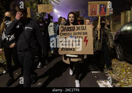 Frauenrechtler und ihre Unterstützer werden am siebten Tag der Pro-Choice-Proteste in einer Provinzstadt Ostrowiec Swietokrzyski, Polen, am 28,2020. Oktober gesehen. Hunderttausende Aktivisten gehen sieben Tage in Folge auf die Straße, sowohl in größeren Städten als auch in kleinen Provinzstädten und Dörfern in ganz Polen, um ihre Wut über das Urteil des Obersten Gerichts in Polen zum Ausdruck zu bringen, das die ohnehin strengen Abtreibungsgesetze verschärft hat. Die Demonstranten werden aufgrund der Coronavirus-Pandemie in schützenden Gesichtsmasken gesehen. (Foto von Dominika Zarzycka/NurPhoto) Stockfoto