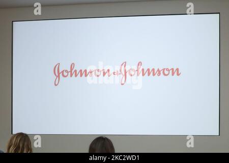 Eine Ansicht des Johnson- und Johnson-Logos in New Brunswick, New Jersey. (Foto von John Nacion/NurPhoto) Stockfoto
