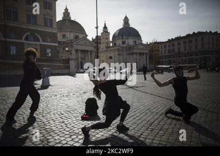 Theater- und Tänzer-Arbeiter protestieren gegen die Regierungsbeschränkung, die am 29. Oktober 2020 in Rom eingeführt wurde, um die Ausbreitung der Coronavirus-Covid-19-Pandemie zu stoppen. Der italienische Premierminister Giuseppe Conte kündigte neue landesweite Covid-19-Beschränkungen an, einschließlich der Schließung von Fitnessstudios, Kinos und Kinos. (Foto von Christian Minelli/NurPhoto) Stockfoto