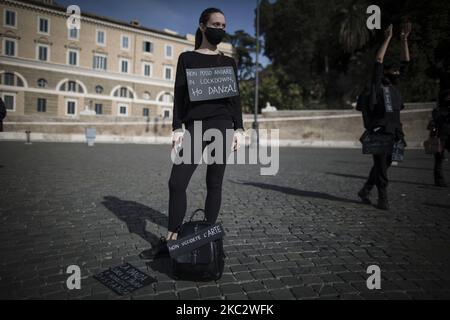 Theater- und Tänzer-Arbeiter protestieren gegen die Regierungsbeschränkung, die am 29. Oktober 2020 in Rom eingeführt wurde, um die Ausbreitung der Coronavirus-Covid-19-Pandemie zu stoppen. Der italienische Premierminister Giuseppe Conte kündigte neue landesweite Covid-19-Beschränkungen an, einschließlich der Schließung von Fitnessstudios, Kinos und Kinos. (Foto von Christian Minelli/NurPhoto) Stockfoto