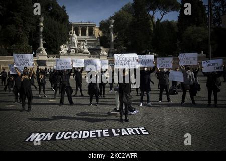 Theater- und Tänzer-Arbeiter protestieren gegen die Regierungsbeschränkung, die am 29. Oktober 2020 in Rom eingeführt wurde, um die Ausbreitung der Coronavirus-Covid-19-Pandemie zu stoppen. Der italienische Premierminister Giuseppe Conte kündigte neue landesweite Covid-19-Beschränkungen an, einschließlich der Schließung von Fitnessstudios, Kinos und Kinos. (Foto von Christian Minelli/NurPhoto) Stockfoto