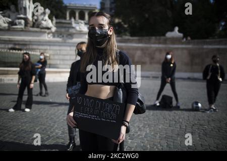 Theater- und Tänzer-Arbeiter protestieren gegen die Regierungsbeschränkung, die am 29. Oktober 2020 in Rom eingeführt wurde, um die Ausbreitung der Coronavirus-Covid-19-Pandemie zu stoppen. Der italienische Premierminister Giuseppe Conte kündigte neue landesweite Covid-19-Beschränkungen an, einschließlich der Schließung von Fitnessstudios, Kinos und Kinos. (Foto von Christian Minelli/NurPhoto) Stockfoto