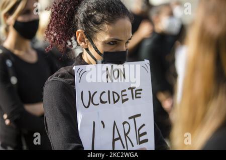 Theater- und Tänzer-Arbeiter protestieren gegen die Regierungsbeschränkung, die am 29. Oktober 2020 in Rom eingeführt wurde, um die Ausbreitung der Coronavirus-Covid-19-Pandemie zu stoppen. Der italienische Premierminister Giuseppe Conte kündigte neue landesweite Covid-19-Beschränkungen an, einschließlich der Schließung von Fitnessstudios, Kinos und Kinos. (Foto von Christian Minelli/NurPhoto) Stockfoto