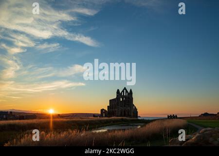 Whitby Abbey North Cliff Whitby North Yorkshire England bei Sonnenuntergang Stockfoto