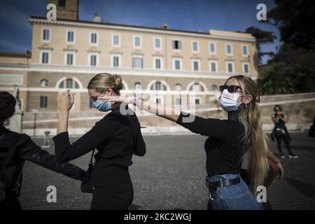 Theater- und Tänzer-Arbeiter protestieren gegen die Regierungsbeschränkung, die am 29. Oktober 2020 in Rom eingeführt wurde, um die Ausbreitung der Coronavirus-Covid-19-Pandemie zu stoppen. Der italienische Premierminister Giuseppe Conte kündigte neue landesweite Covid-19-Beschränkungen an, einschließlich der Schließung von Fitnessstudios, Kinos und Kinos. (Foto von Christian Minelli/NurPhoto) Stockfoto