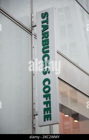 Ein Geschäft vor einem Starbucks Coffee Shop in Midtown Manhattan, in dem Leute vorbei laufen. Starbucks Corporation ist die größte Kaffeehauskette der Welt, eine multinationale amerikanische Cafékette mit Hauptsitz in Seattle, Washington. NYC, Vereinigte Staaten von Amerika am 2020. Februar (Foto von Nicolas Economou/NurPhoto) Stockfoto
