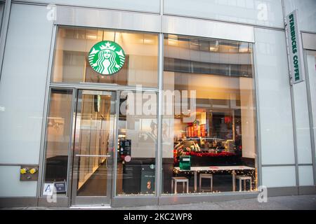 Ein Geschäft vor einem Starbucks Coffee Shop in Midtown Manhattan, in dem Leute vorbei laufen. Starbucks Corporation ist die größte Kaffeehauskette der Welt, eine multinationale amerikanische Cafékette mit Hauptsitz in Seattle, Washington. NYC, Vereinigte Staaten von Amerika am 2020. Februar (Foto von Nicolas Economou/NurPhoto) Stockfoto
