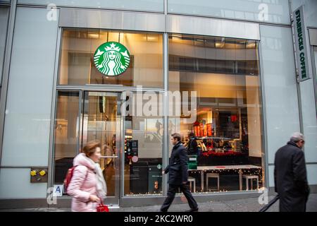 Ein Geschäft vor einem Starbucks Coffee Shop in Midtown Manhattan, in dem Leute vorbei laufen. Starbucks Corporation ist die größte Kaffeehauskette der Welt, eine multinationale amerikanische Cafékette mit Hauptsitz in Seattle, Washington. NYC, Vereinigte Staaten von Amerika am 2020. Februar (Foto von Nicolas Economou/NurPhoto) Stockfoto