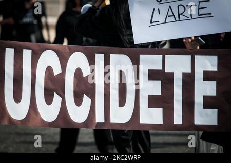 Tänzer und Theaterangestellte protestieren auf der Piazza del Popolo gegen die staatlichen Restriktionsmaßnahmen zur Eindämmung der Ausbreitung von COVID-19, die am 29. Oktober 2020 in Rom, Italien, Fitnessstudios, Kinos und Kinos schließen. (Foto von Andrea Ronchini/NurPhoto) Stockfoto