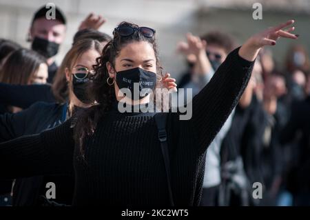 Tänzer und Theaterangestellte protestieren auf der Piazza del Popolo gegen die staatlichen Restriktionsmaßnahmen zur Eindämmung der Ausbreitung von COVID-19, die am 29. Oktober 2020 in Rom, Italien, Fitnessstudios, Kinos und Kinos schließen. (Foto von Andrea Ronchini/NurPhoto) Stockfoto