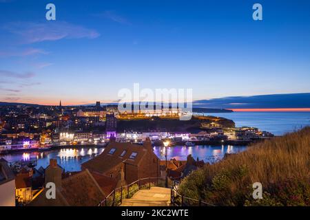 Blick in die 199 Stufen zum Harbour Whitby North Yorkshire England in der Dämmerung Stockfoto