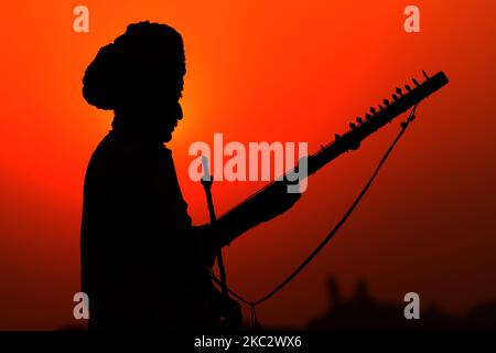 Ein Rajasthani-Mann spielt Am 29. Oktober 2020 in der Wüste von Pushkar im indischen Bundesstaat Rajasthan eine „Ravanahatha“ (traditionelles Saiteninstrument). (Foto von Himanshu Sharma/NurPhoto) Stockfoto