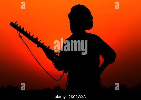 Ein Rajasthani-Mann spielt Am 29. Oktober 2020 in der Wüste von Pushkar im indischen Bundesstaat Rajasthan eine „Ravanahatha“ (traditionelles Saiteninstrument). (Foto von Himanshu Sharma/NurPhoto) Stockfoto