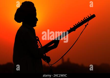 Ein Rajasthani-Mann spielt Am 29. Oktober 2020 in der Wüste von Pushkar im indischen Bundesstaat Rajasthan eine „Ravanahatha“ (traditionelles Saiteninstrument). (Foto von Himanshu Sharma/NurPhoto) Stockfoto