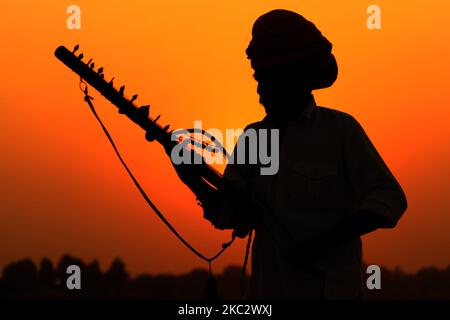 Ein Rajasthani-Mann spielt Am 29. Oktober 2020 in der Wüste von Pushkar im indischen Bundesstaat Rajasthan eine „Ravanahatha“ (traditionelles Saiteninstrument). (Foto von Himanshu Sharma/NurPhoto) Stockfoto