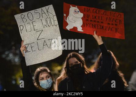 Wahlkämpfer, die während eines Protestes in der Krakauer Altstadt gesehen wurden. Frauenrechtler und ihre Unterstützer veranstalteten ihren siebten Tag der Proteste in Krakau und in ganz Polen, um ihre Wut über das Urteil des Obersten Gerichts in Polen zum Ausdruck zu bringen, das die ohnehin strengen Abtreibungsgesetze verschärft hat. Am 28. Oktober 2020 in Krakau, Polen. (Foto von Artur Widak/NurPhoto) Stockfoto