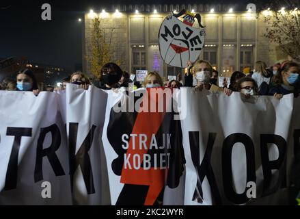 Pro-Choice-Aktivisten wurden während einer Demonstration vor dem Krakauer Nationalmuseum gesehen. Frauenrechtler und ihre Unterstützer veranstalteten ihren siebten Tag der Proteste in Krakau und in ganz Polen, um ihre Wut über das Urteil des Obersten Gerichts in Polen zum Ausdruck zu bringen, das die ohnehin strengen Abtreibungsgesetze verschärft hat. Am 28. Oktober 2020 in Krakau, Polen. (Foto von Artur Widak/NurPhoto) Stockfoto