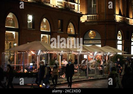 Die Menschen genossen ihren letzten Abend vor einer nationalen Sperre, die am Freitag, 00 Uhr (Pariser Stunde) beginnen wird. Geschäfte, die nicht für das Wesentliche bestimmt sind, wie Cafés und Buchhandlungen, bleiben mindestens einen Monat lang geschlossen. Der französische Präsident Macron hat am mittwoch beschlossen, eine Sperre in Frankreich zu verhängen, um die Welle der Covid-19-Krankheit 2. aufgrund des SRAS-CoV-2-Coronavirus zu verlangsamen. Toulouse. Frankreich. Oktober 29. 2020. (Foto von Alain Pitton/NurPhoto) Stockfoto