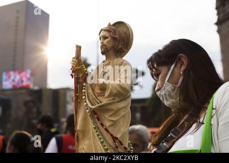 Getreu dem heiligen Jude Thaddeus, dem Schutzpatron der unmöglichen und verzweifelten Wunder, versammelten sich wie jedes Jahr im Tempel des heiligen Hippolyt und Cassian, besser bekannt als die Kirche des heiligen Jude Thaddeus, um den Apostel trotz der Gesundheitskrise zu feiern, die durch die COVID-19 Pandemie ausgelöst wurde. Am 29. Oktober 2020 in Mexiko-Stadt, Mexiko. (Foto von Cristian Leyva/NurPhoto) Stockfoto